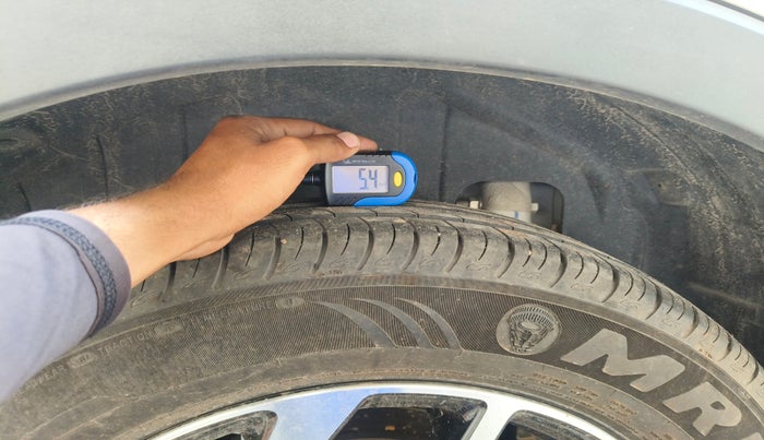 2023 Mahindra XUV300 W8 1.2 PETROL, Petrol, Manual, 17,702 km, tyre