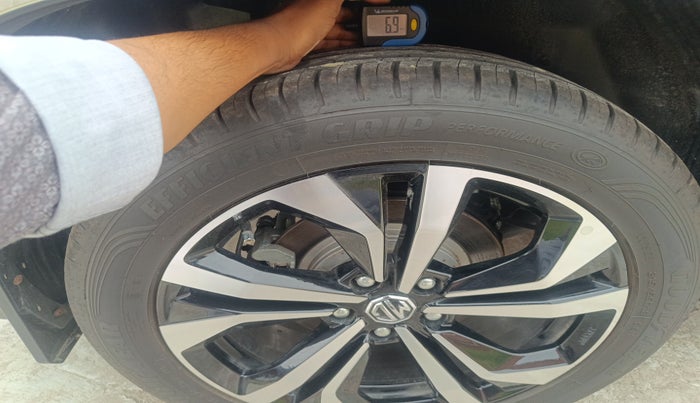 2024 MG HECTOR PLUS Select Pro 1.5 MT 7 STR, Petrol, Manual, 6,294 km, tyre