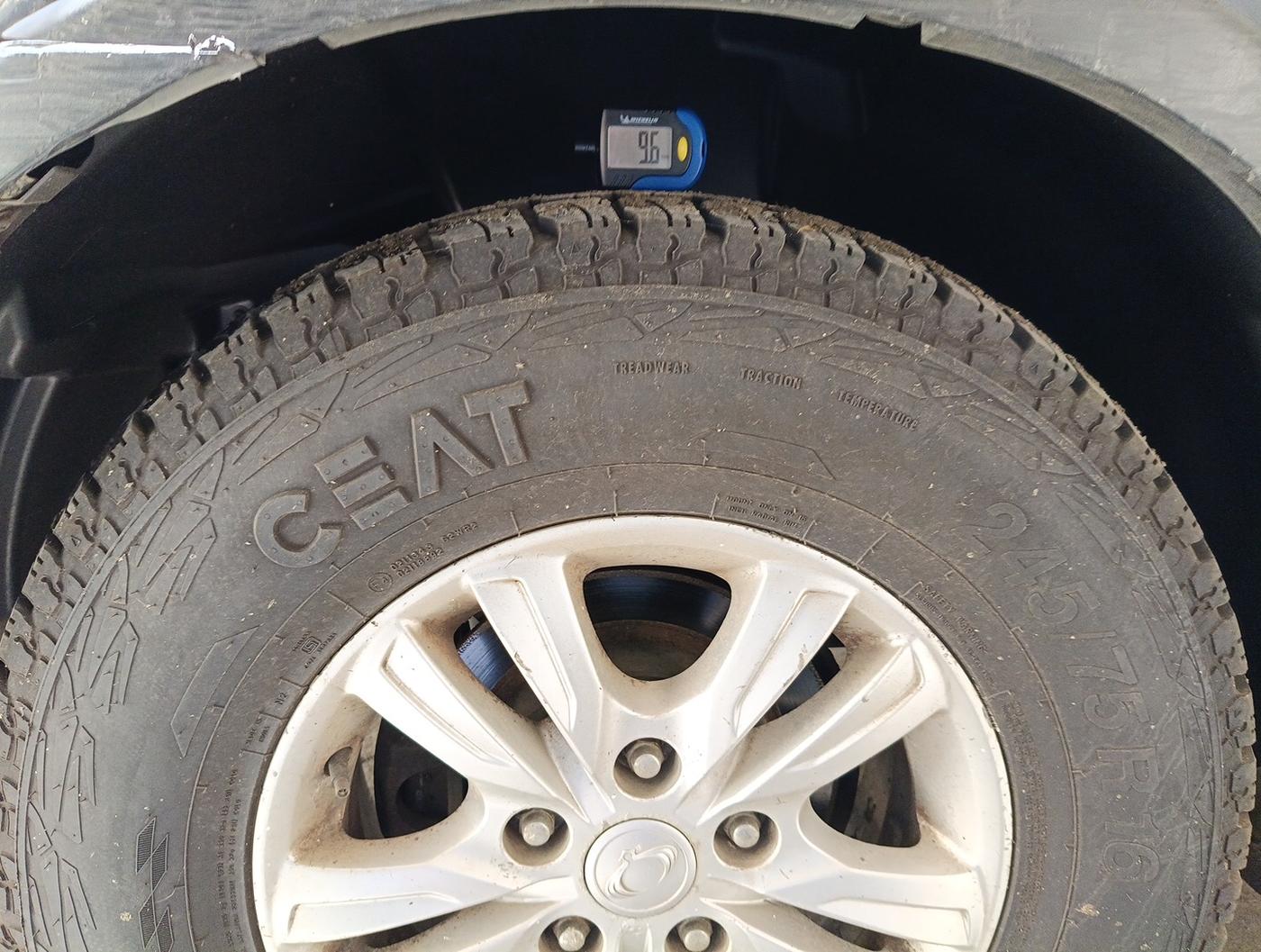 2013 Ssangyong Rexton RX7, Diesel, Automatic, 1,05,995 km, tyre