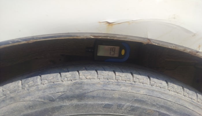 2013 Hyundai Eon ERA +, Petrol, Manual, 82,900 km, tyre