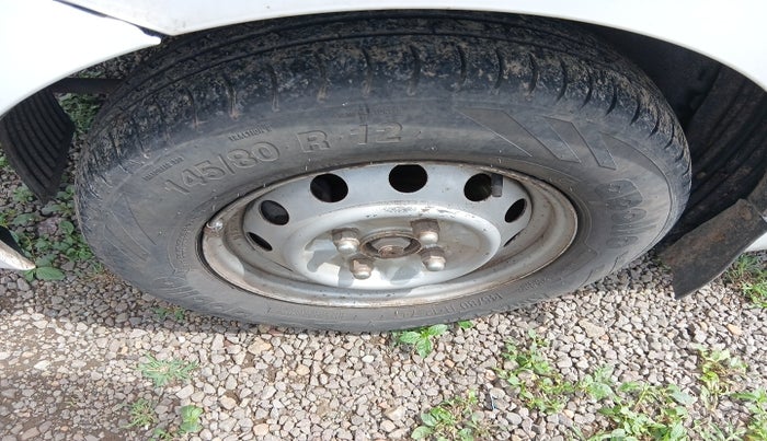 2013 Hyundai Eon ERA +, Petrol, Manual, 1,22,362 km, tyre
