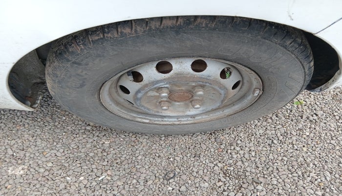 2013 Hyundai Eon ERA +, Petrol, Manual, 1,22,362 km, tyre
