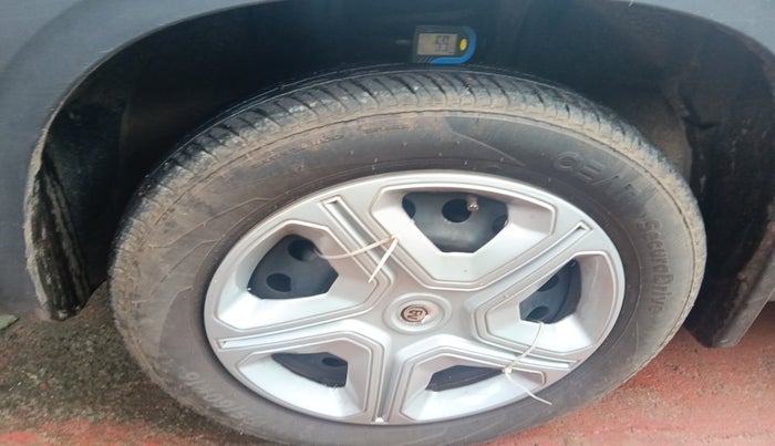 2024 Renault Kiger RXE MT, Petrol, Manual, 3,100 km, tyre