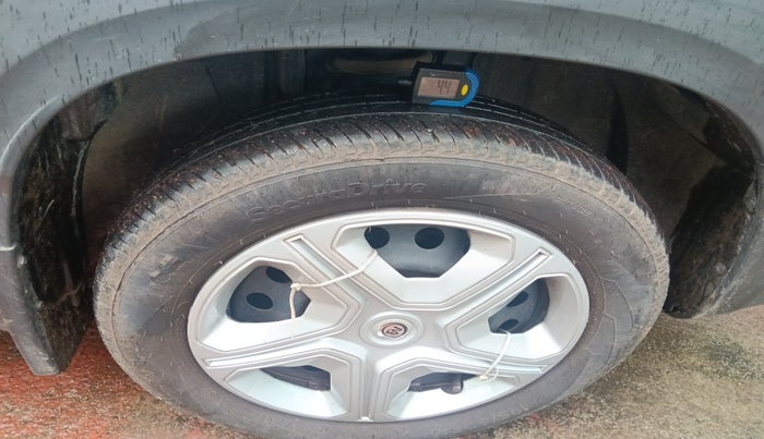 2024 Renault Kiger RXE MT, Petrol, Manual, 3,100 km, tyre