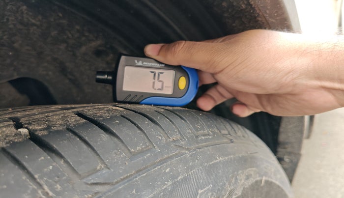 2023 Mahindra XUV300 W8 (O) 1.2 PETROL AMT, Petrol, Automatic, 17,550 km, tyre