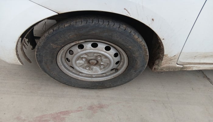 2015 Hyundai Eon ERA +, Petrol, Manual, 1,95,999 km, tyre