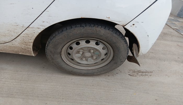 2015 Hyundai Eon ERA +, Petrol, Manual, 1,95,999 km, tyre