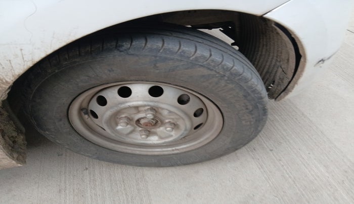 2015 Hyundai Eon ERA +, Petrol, Manual, 1,95,999 km, tyre