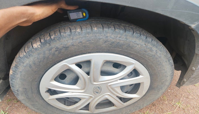 2017 Mahindra Kuv100 K4 6 STR, Petrol, Manual, 51,587 km, tyre