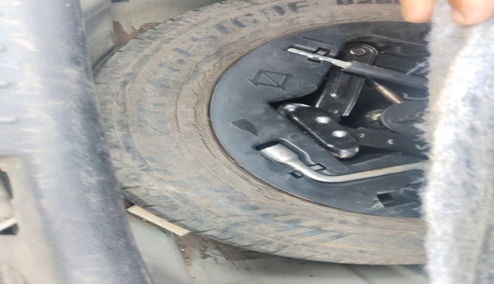 2017 Mahindra Kuv100 K4 6 STR, Petrol, Manual, 51,587 km, tyre