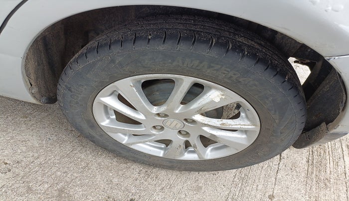 2012 Maruti Swift ZXI, Petrol, Manual, 1,31,318 km, tyre