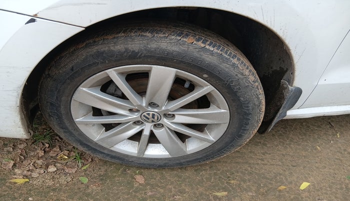 2015 Volkswagen Polo HIGHLINE1.2L, Petrol, Manual, 50,093 km, tyre