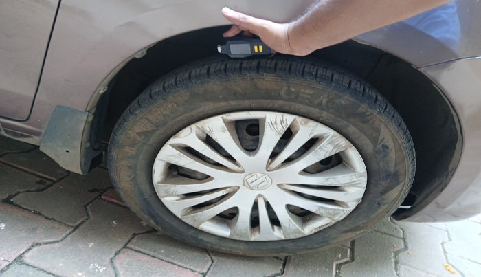 2015 Maruti Ertiga VXI CNG, Petrol, Manual, 93,816 km, tyre