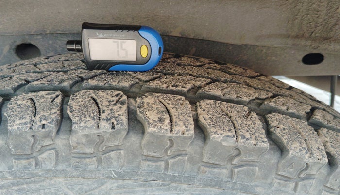 2011 Ford Endeavour 3.0L 4X2 AT, Diesel, Automatic, 1,05,714 km, tyre