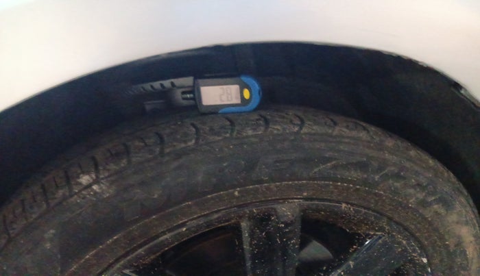 2011 Volkswagen Vento HIGHLINE 1.6 MPI, Petrol, Manual, 1,28,189 km, tyre