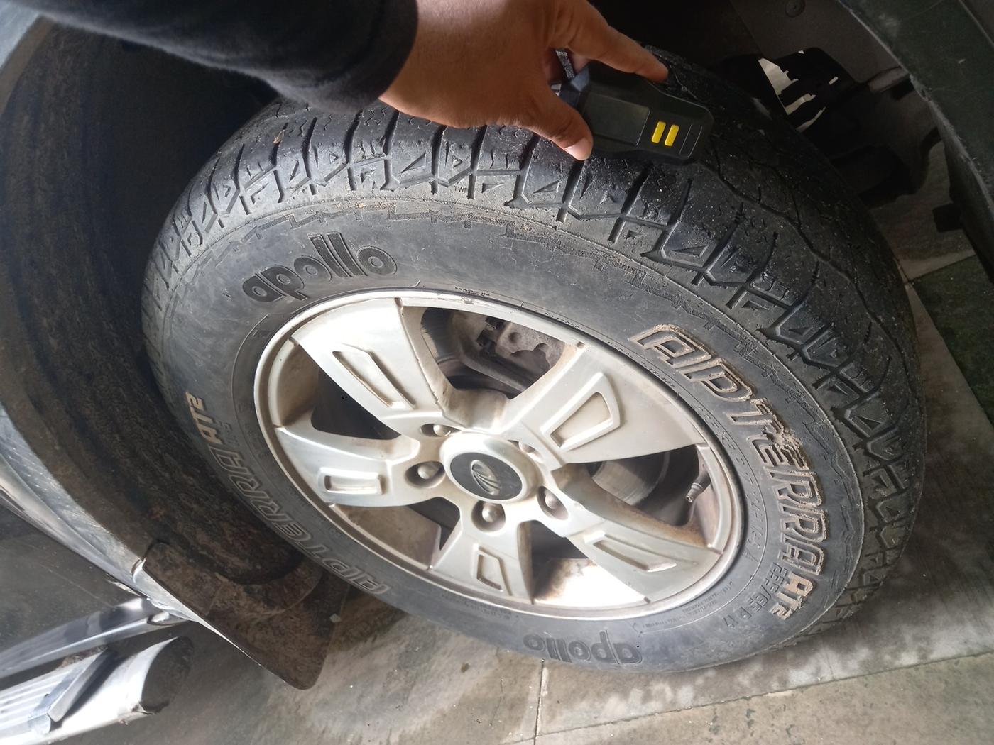 2014 Mahindra XUV500 W8, Diesel, Manual, 80,244 km, tyre