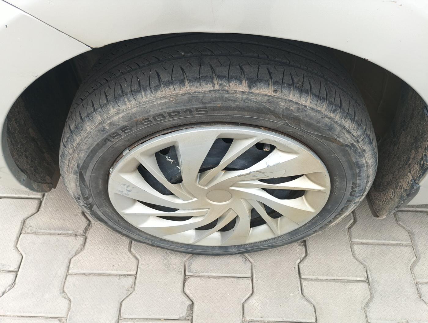 2019 Maruti Swift LXI, Petrol, Manual, 1,04,018 km, tyre