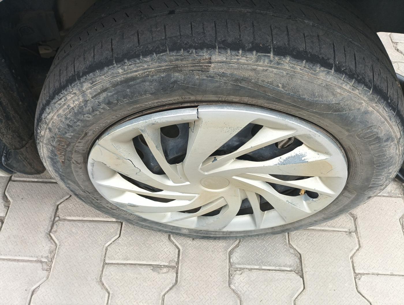 2019 Maruti Swift LXI, Petrol, Manual, 1,04,018 km, tyre