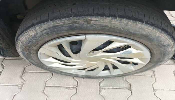 2019 Maruti Swift LXI, Petrol, Manual, 1,04,018 km, tyre