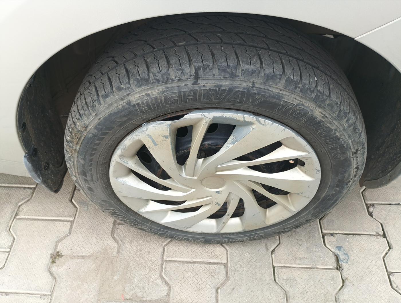 2019 Maruti Swift LXI, Petrol, Manual, 1,04,018 km, tyre
