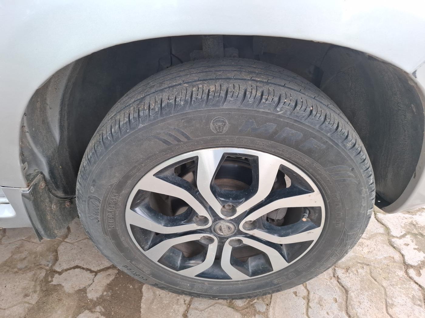 2014 Nissan Terrano XL (D), Diesel, Manual, 1,24,952 km, tyre