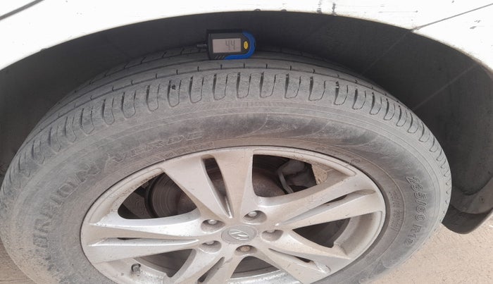 2010 Hyundai Santa Fe 2 WD, Diesel, Manual, 1,40,000 km, tyre