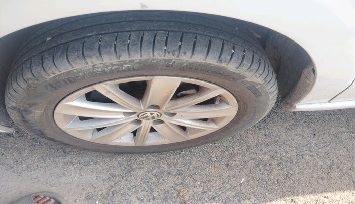 2016 Volkswagen Vento HIGHLINE 1.5 AT, Diesel, Automatic, 1,40,954 km, tyre