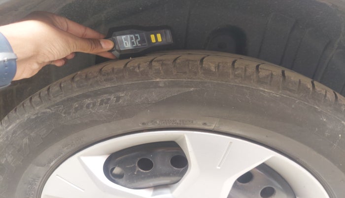 2021 Mahindra XUV300 W6 1.2 PETROL, Petrol, Manual, 74,864 km, tyre
