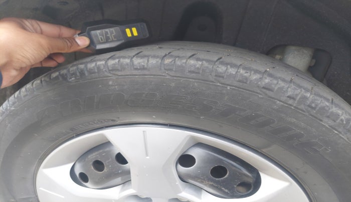 2021 Mahindra XUV300 W6 1.2 PETROL, Petrol, Manual, 74,864 km, tyre
