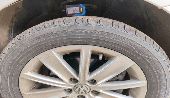 2015 Volkswagen Vento HIGHLINE 1.5 AT, Diesel, Automatic, 1,32,141 km, tyre