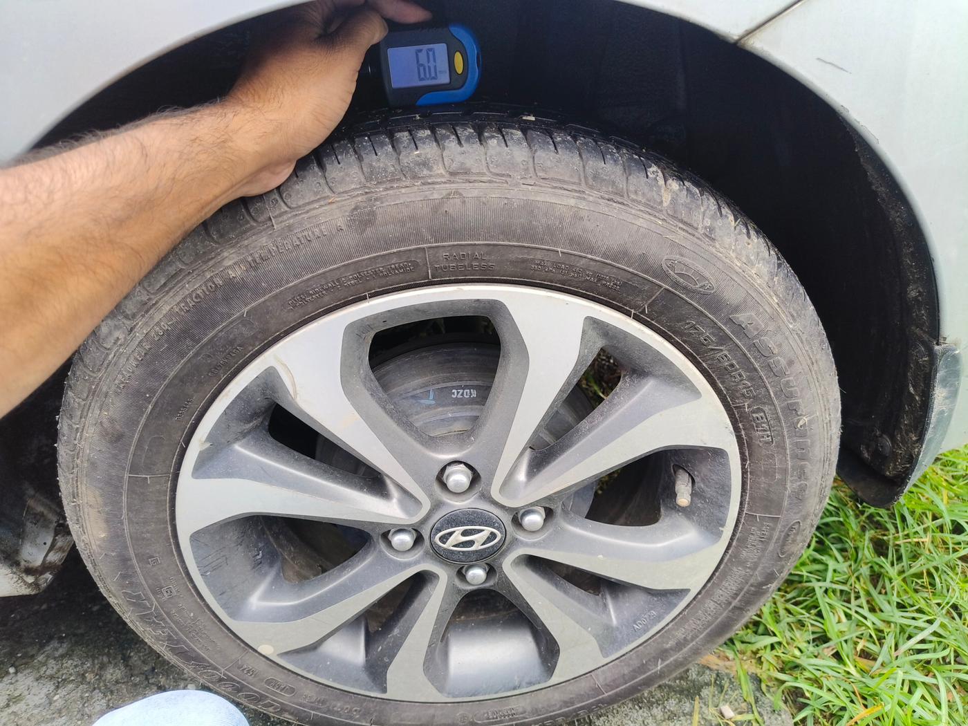 2015 Hyundai Xcent SX 1.2 (O), Petrol, Manual, 38,500 km, tyre