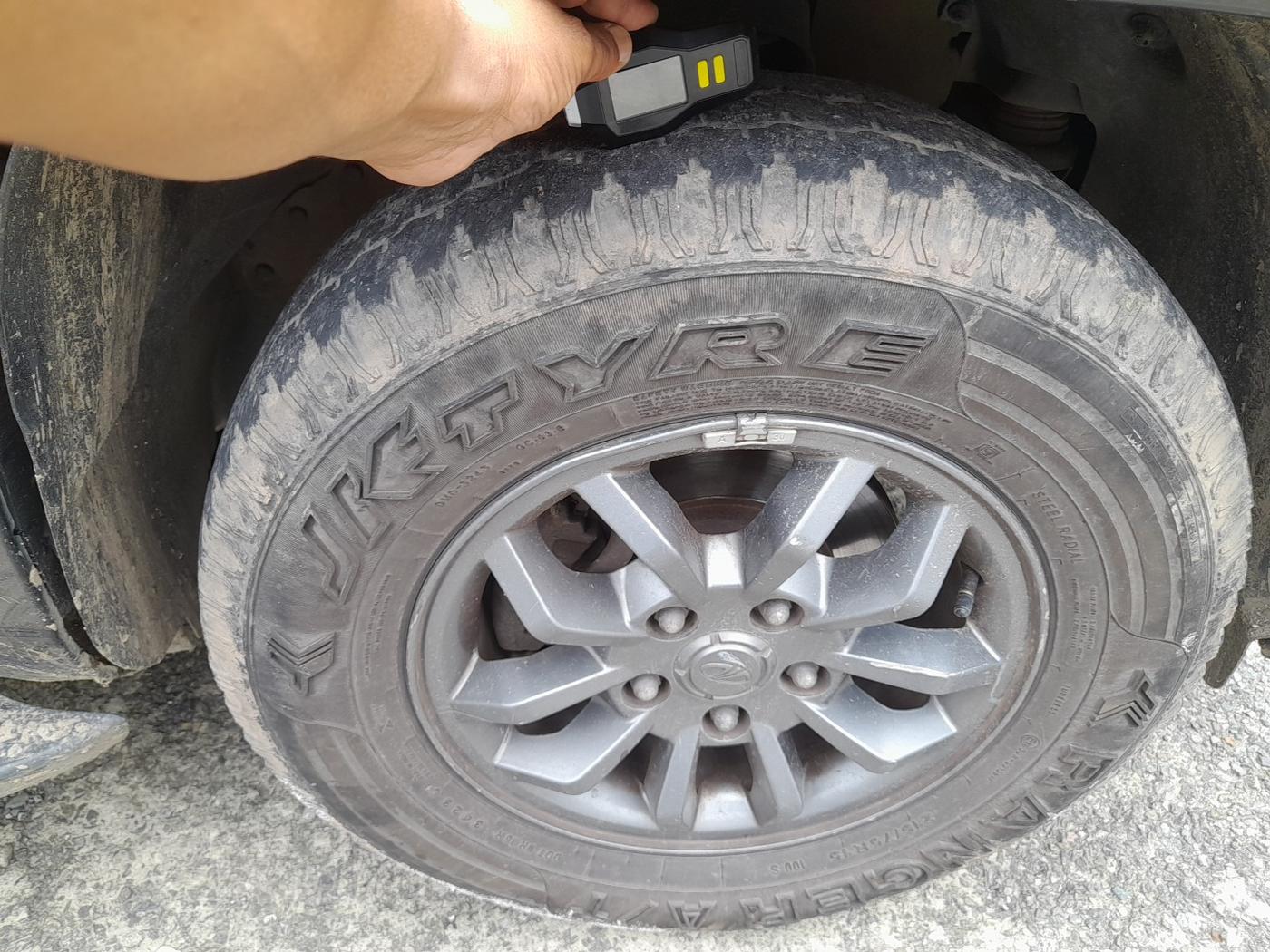 2018 Mahindra TUV300 T10, Diesel, Manual, 1,13,895 km, tyre
