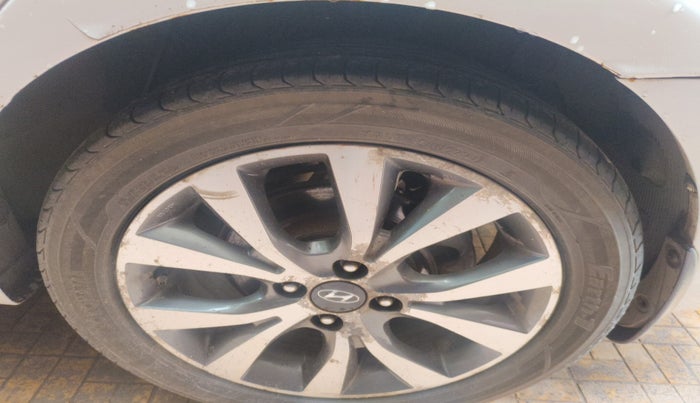 2015 Hyundai Verna FLUIDIC 1.6 CRDI SX AT, Diesel, Automatic, 2,33,237 km, tyre