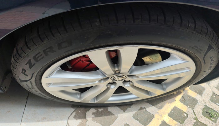 2010 Jaguar XJ L 5.0 V 8, Petrol, Automatic, 43,753 km, tyre