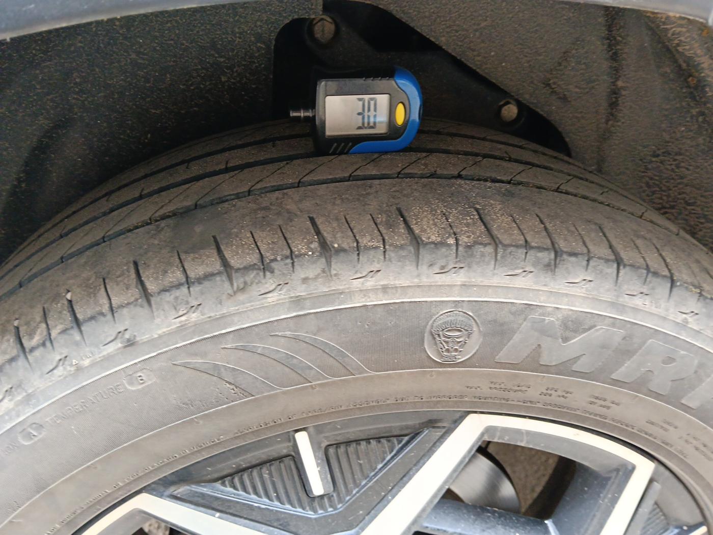 2024 Tata Safari Accomplished Plus, Diesel, Manual, 86,000 km, tyre