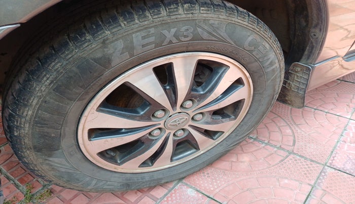 2015 Toyota Innova 2.5 VX 7 STR, Diesel, Manual, 1,91,099 km, tyre