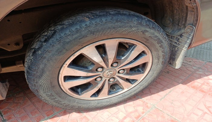 2015 Toyota Innova 2.5 VX 7 STR, Diesel, Manual, 1,91,099 km, tyre