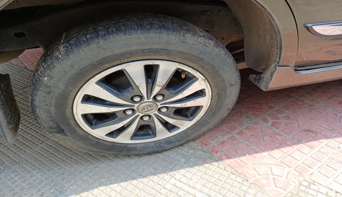 2015 Toyota Innova 2.5 VX 7 STR, Diesel, Manual, 1,91,099 km, tyre