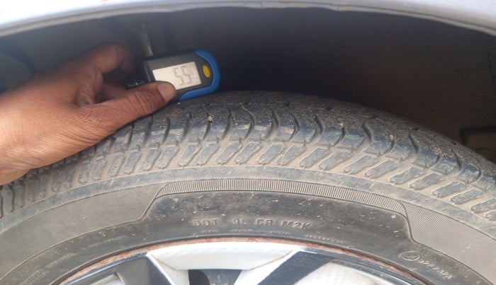 2010 Maruti Ritz LXI, Petrol, Manual, 1,01,329 km, tyre