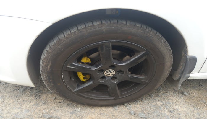 2013 Volkswagen Vento HIGHLINE PETROL AT, Petrol, Automatic, 66,551 km, tyre