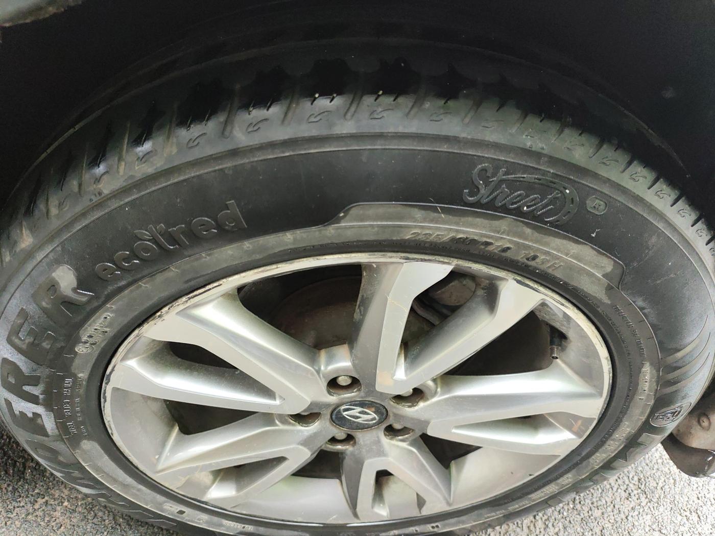 2015 Hyundai Santa Fe 4 WD AT, Diesel, Automatic, 2,28,000 km, tyre