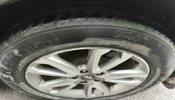 2015 Hyundai Santa Fe 4 WD AT, Diesel, Automatic, 2,26,799 km, tyre