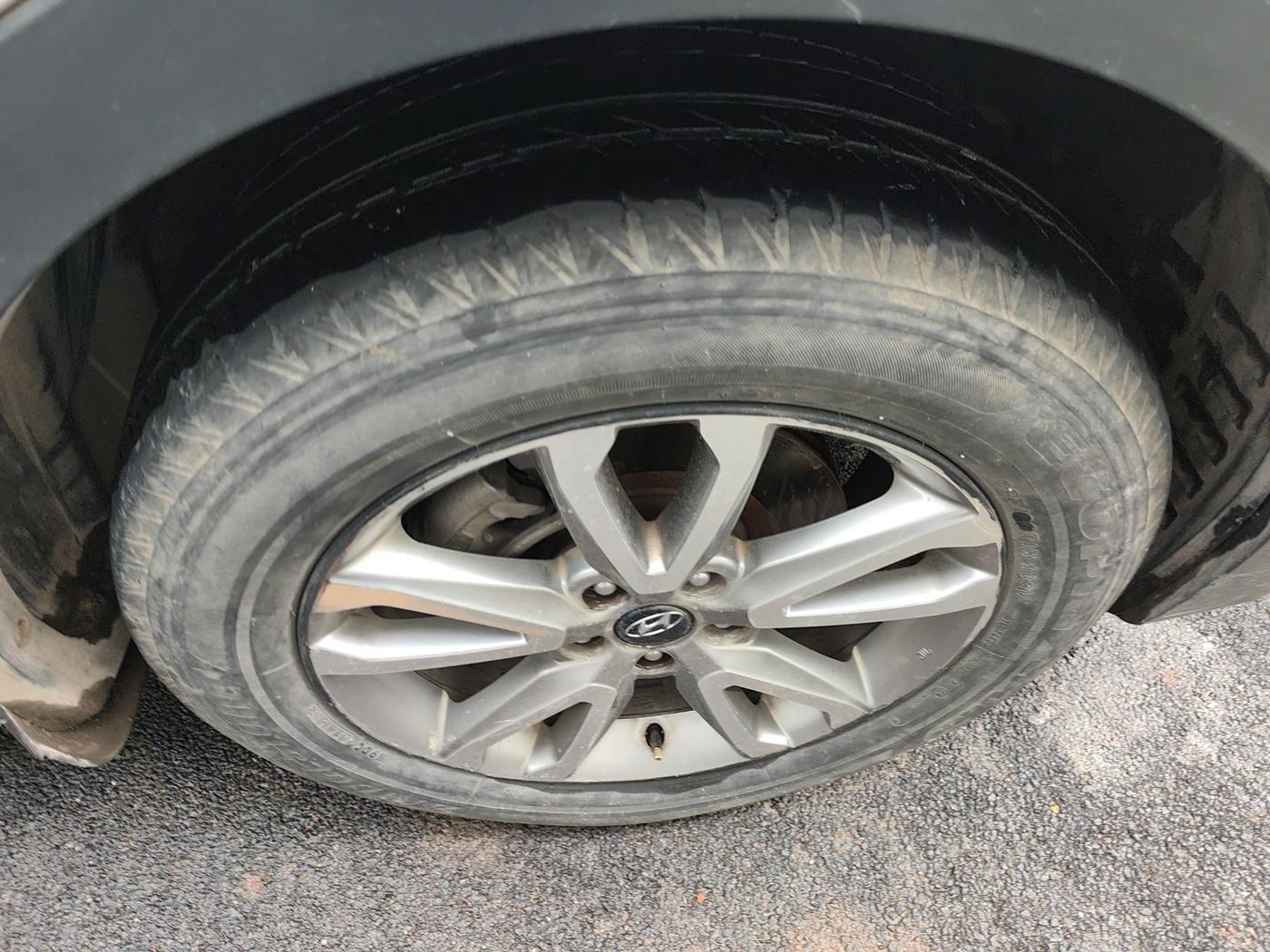 2015 Hyundai Santa Fe 4 WD AT, Diesel, Automatic, 2,28,000 km, tyre