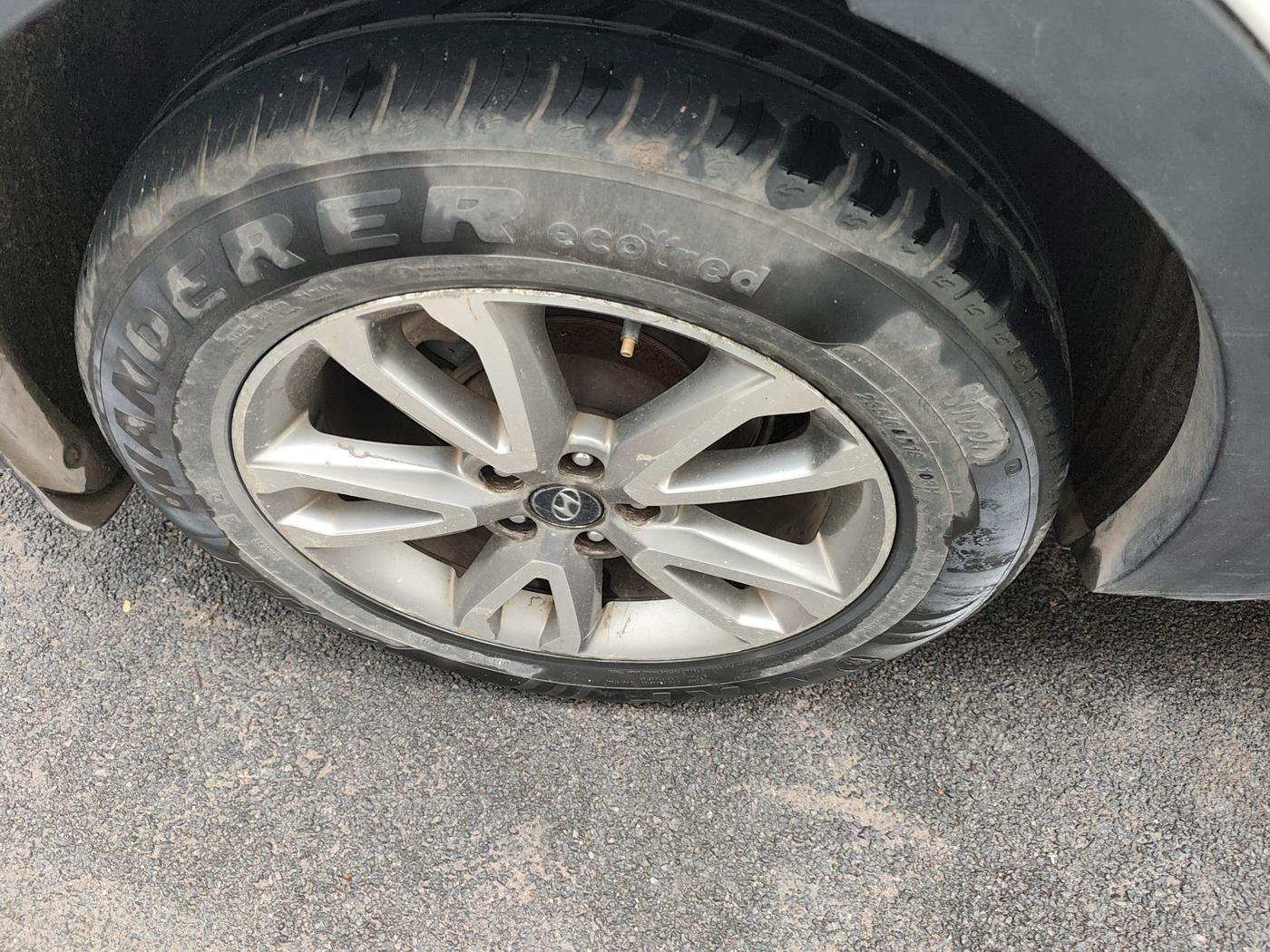 2015 Hyundai Santa Fe 4 WD AT, Diesel, Automatic, 2,28,000 km, tyre