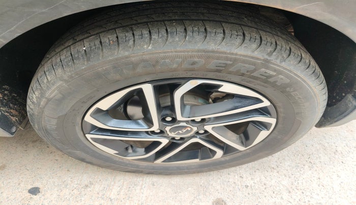 2022 KIA CARENS LUXURY 1.4 PETROL 7 STR, Petrol, Manual, 14,980 km, tyre