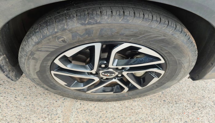 2022 KIA CARENS LUXURY 1.4 PETROL 7 STR, Petrol, Manual, 14,980 km, tyre