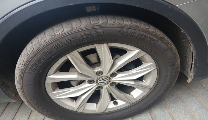 2017 Volkswagen TIGUAN HIGHLINE TDI AT, Diesel, Automatic, 1,70,268 km, tyre