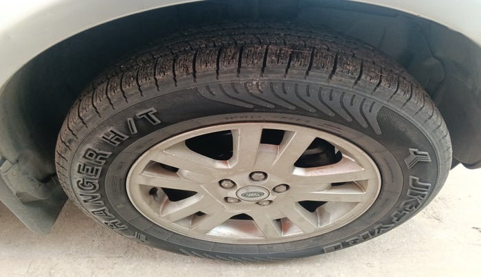 2012 Landrover Freelander 2 SD4 HSE, Diesel, Automatic, 1,74,075 km, tyre