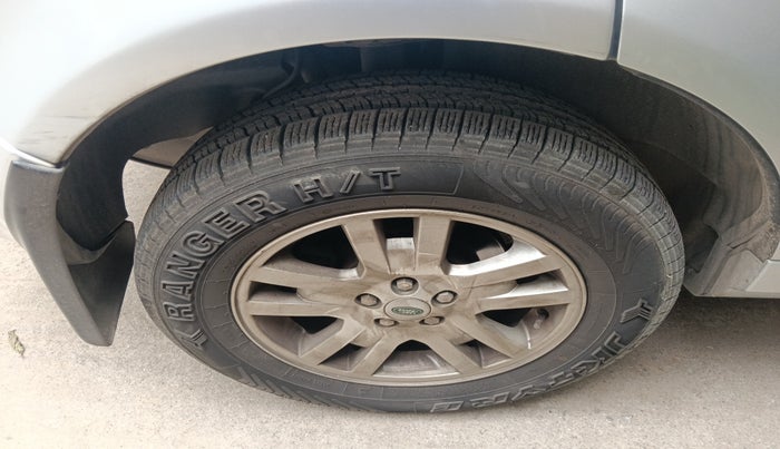 2012 Landrover Freelander 2 SD4 HSE, Diesel, Automatic, 1,74,075 km, tyre