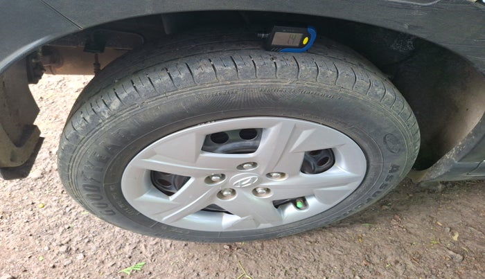 2022 Hyundai VENUE S 1.2, Petrol, Manual, 38,319 km, tyre